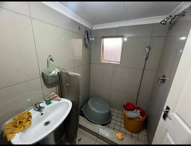 8 BEDROOM HOUSE FOR SALE IN LEACHVILLE EXT 3